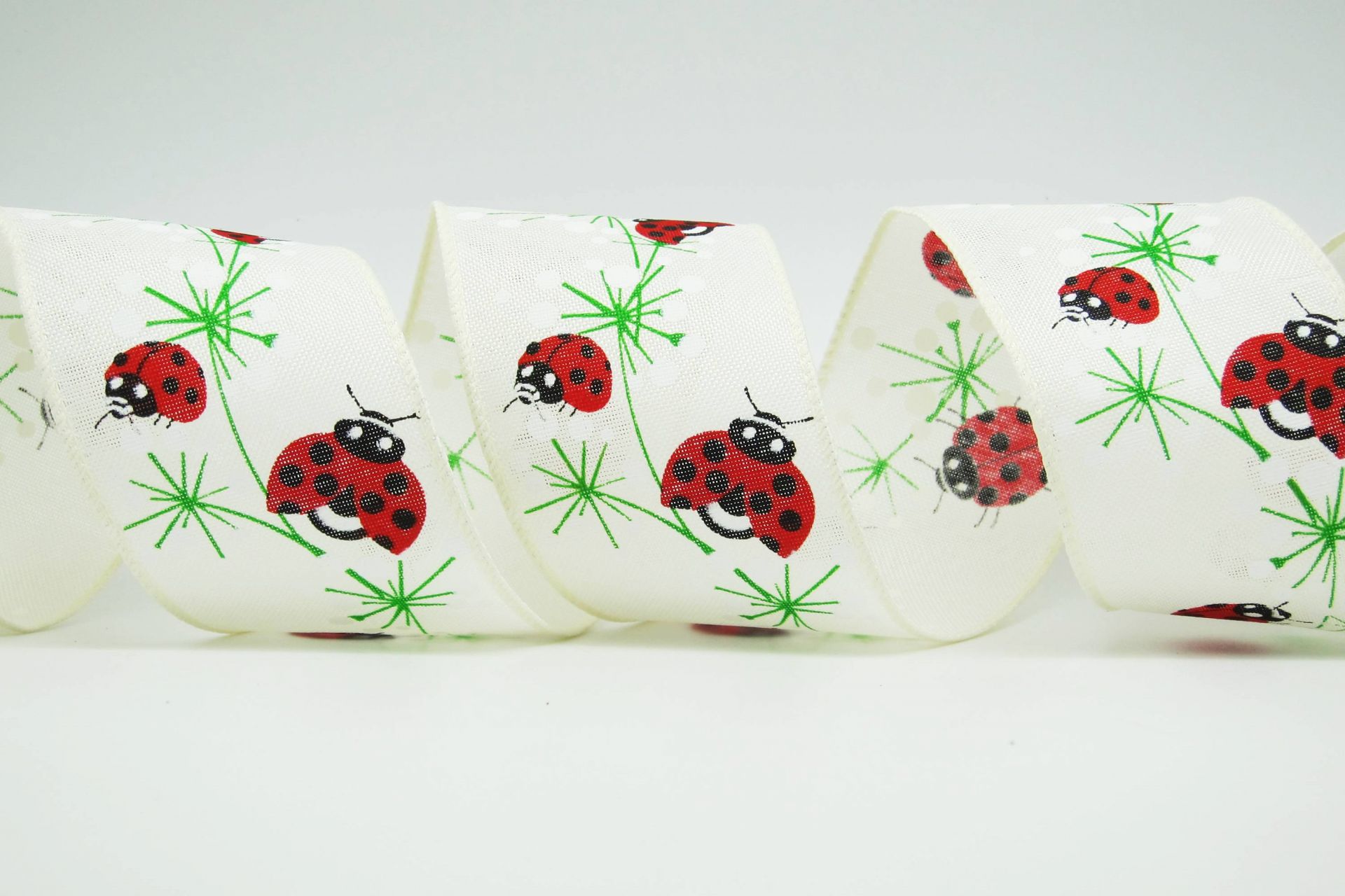 Сонечка на стрічці з деревами